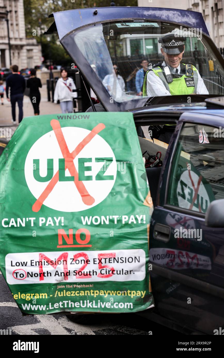 London, Großbritannien. September 2023. Der Aktivist Piers Corbynís Car, der Plakate mit Anti-Ultra-Low-Emission-Zone (ULEZ) zeigt, überhitzt und bricht bei der Rallye aus. Diejenigen, die mit der Regierungspolitik nicht einverstanden sind, kommen zusammen, um deutlich zu machen, dass sie in ihrem täglichen Leben keine künftigen Einschränkungen einhalten werden. Sie sagen Nein zu bargeldlosen Gesellschaften, Niedrigemissionszonen, ungeprüften Impfstoffen, zukünftigen Lockdowns oder Maskierungen, intelligenten Städten und lästigen grünen Steuern. Quelle: SOPA Images Limited/Alamy Live News Stockfoto