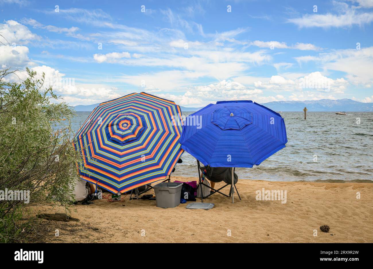 Bunte Sonnenschirme am Pope Beach an einem Sommertag. South Lake Tahoe. Stockfoto