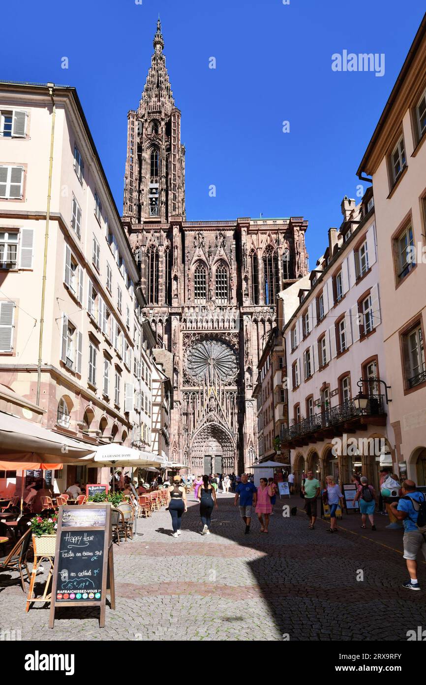 Straßburg, Frankreich - September 2023: Straße mit Touristen vor dem berühmten Straßburger Dom in Frankreich in romanischer und gotischer Architektur styl Stockfoto