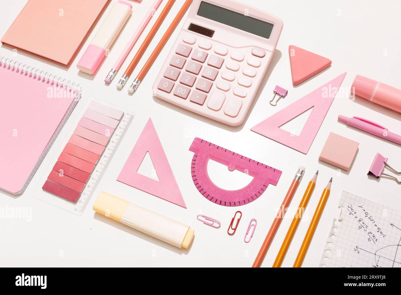 Schulsachen in rosa Farben auf weißem Hintergrund. Vorbereitung auf die Schule. Hochwertige Fotos Stockfoto
