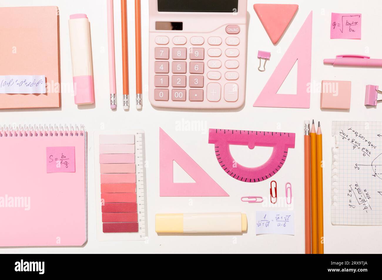 Schulsachen in rosa Farben auf weißem Hintergrund. Vorbereitung auf die Schule. Hochwertige Fotos Stockfoto