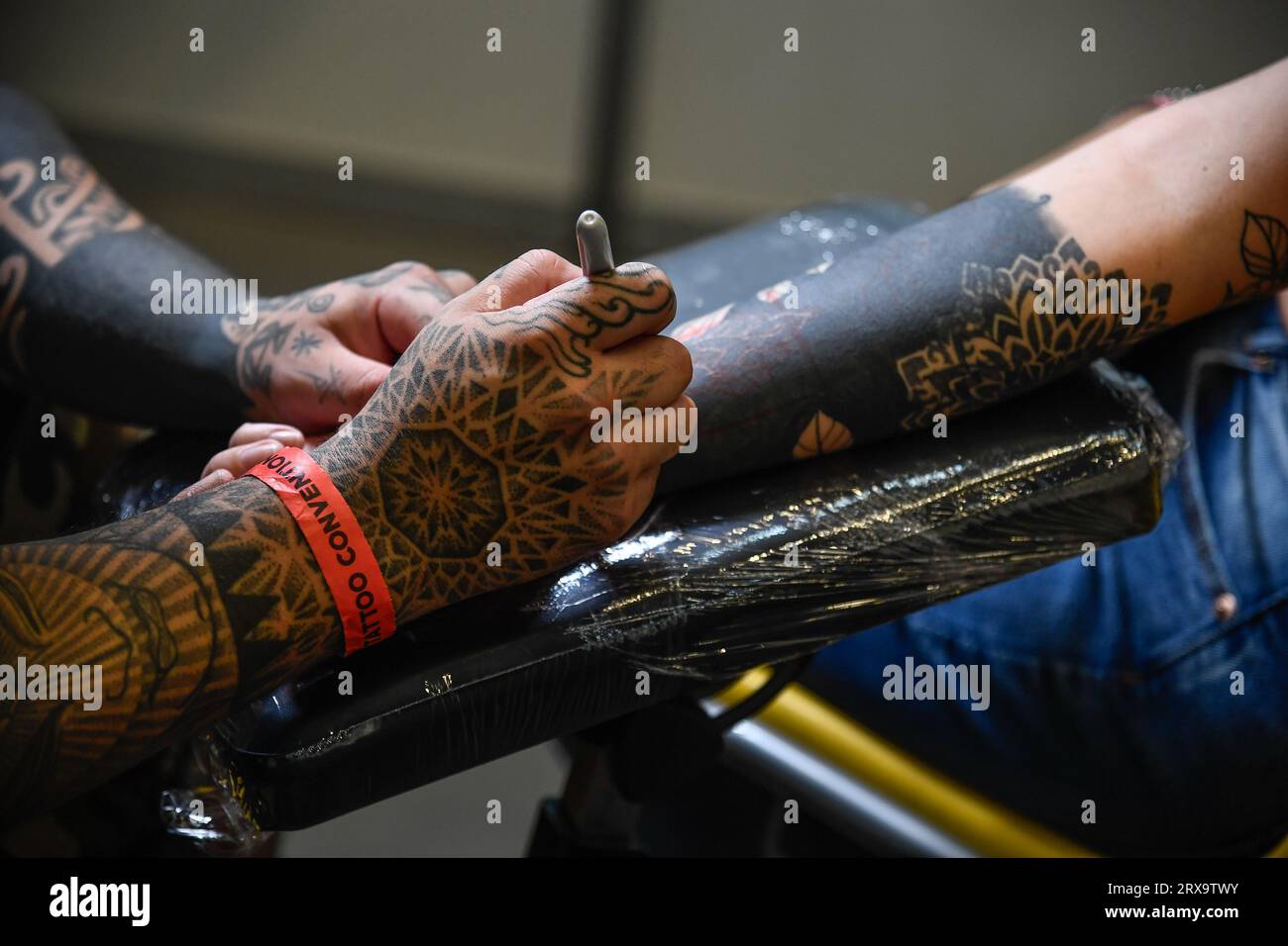 Ein Tätowierer applaudiert Tinte auf der Turin Tattoo Convention am 24. September 2023 in Pala Alpitour in Turin, Italien. Stockfoto