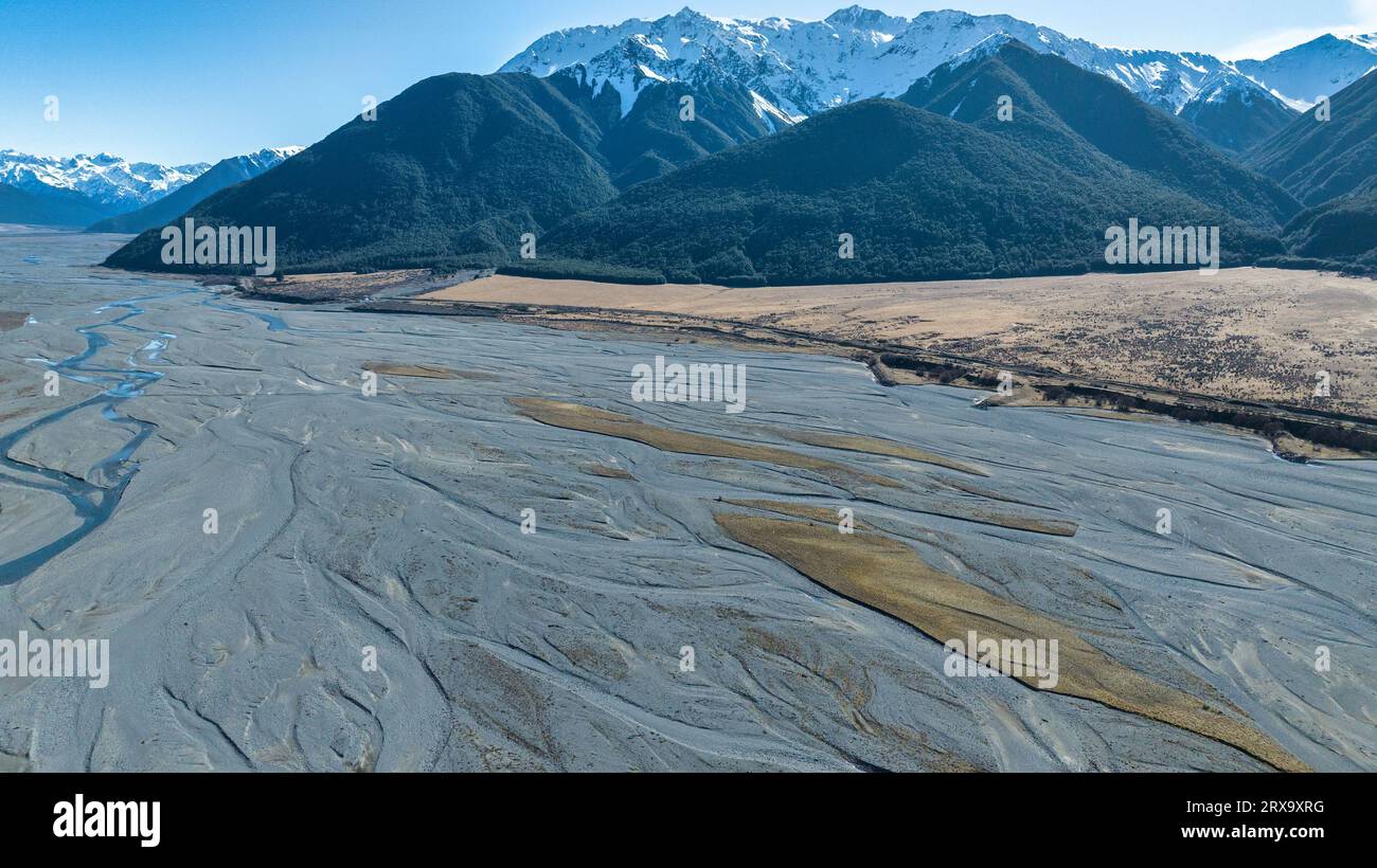 Luftaufnahmen des geflochtenen Flusses mit sehr wenig Wasser, das durch den alpinen Arthurs Pass fließt Stockfoto