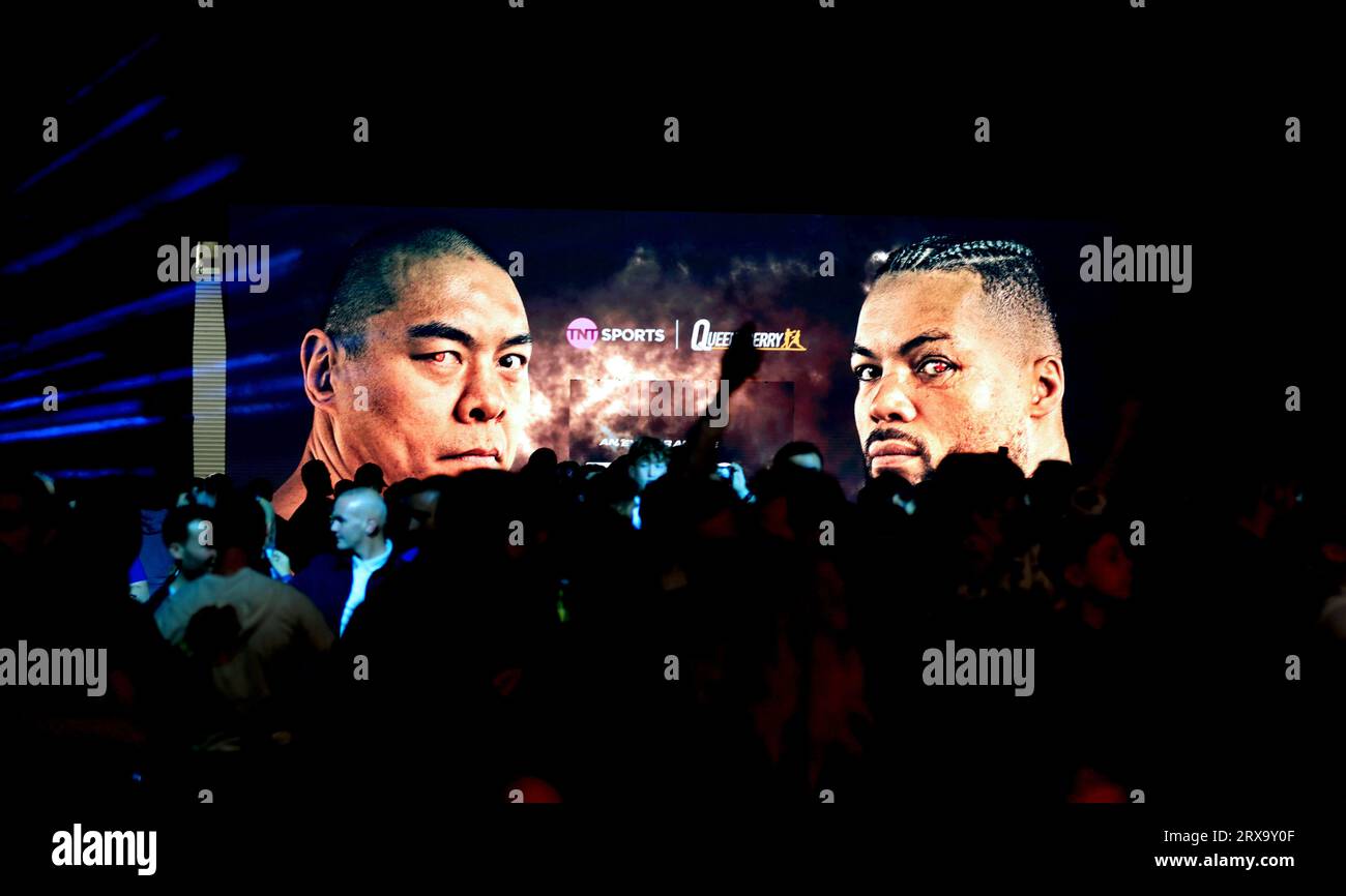 London, Großbritannien. September 2023. Die Werbetafeln von Zhang Zhilei und Joe Joyce werden vor dem WBO-Re-Match im Interimsboxen in London, Großbritannien, am 23. September 2023 gesehen. Zhang Zhilei aus China brauchte nur drei Runden, um den britischen Boxer Joe Joyce hier am Samstag auszuschalten, um seinen Titel als WBO-Weltmeister im Schwergewicht zu behalten. Quelle: Li Ying/Xinhua/Alamy Live News Stockfoto