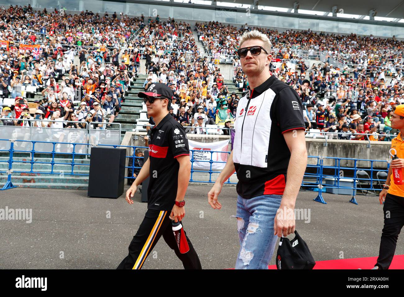 Suzuka, Japan. September 2023. #24 Guanyu Zhou (CHN, Alfa Romeo F1 Team), #27 Nico Hulkenberg (DEU, MoneyGram Haas F1 Team), F1 Grand Prix von Japan auf dem Suzuka International Racing Course am 24. September 2023 in Suzuka, Japan. (Foto: HOCH ZWEI) Credit: dpa/Alamy Live News Stockfoto