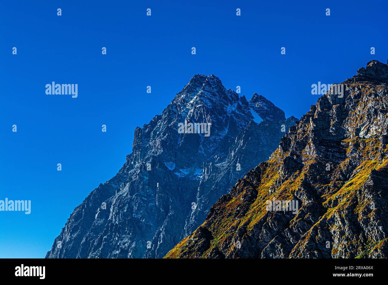 Monviso, der Steinkönig der Cottischen Alpen mit seinen Seen und zahlreichen Gipfeln, die ihn umgeben Stockfoto