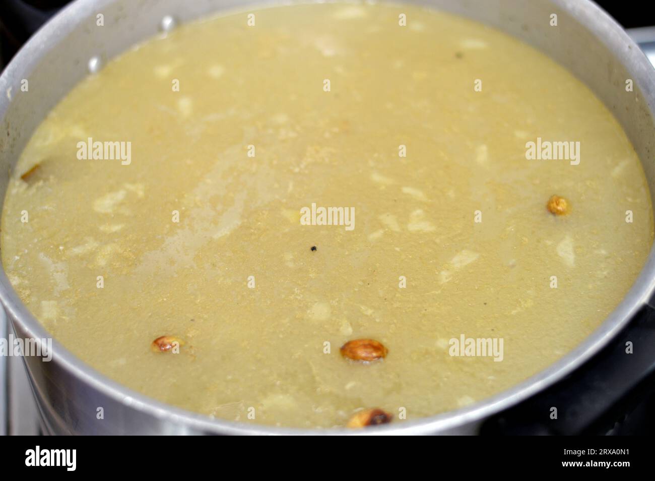 Taubenreissuppe oder Shorbet-Hamam, eine ägyptische Suppe, zubereitet durch gekochte Tauben, mit Reis, Kardamom, Lorbeer, Limette, und Gewürze, mit auch Stockfoto