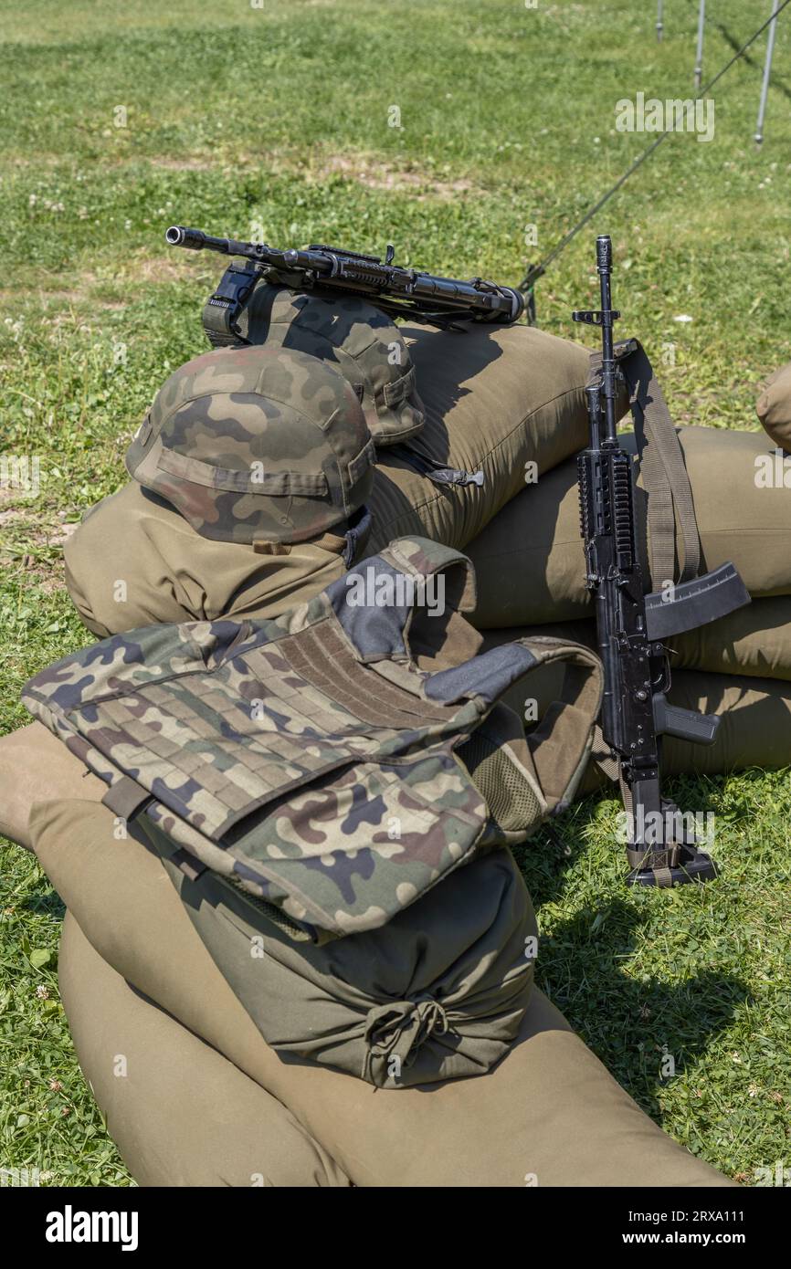 Kleinwaffen polnischer Soldaten, Grot- und BERYL-Sturmgewehre, militärische Ausrüstung. Öffentliche Präsentation polnischer Waffensysteme, polnische Armee, Polen Stockfoto