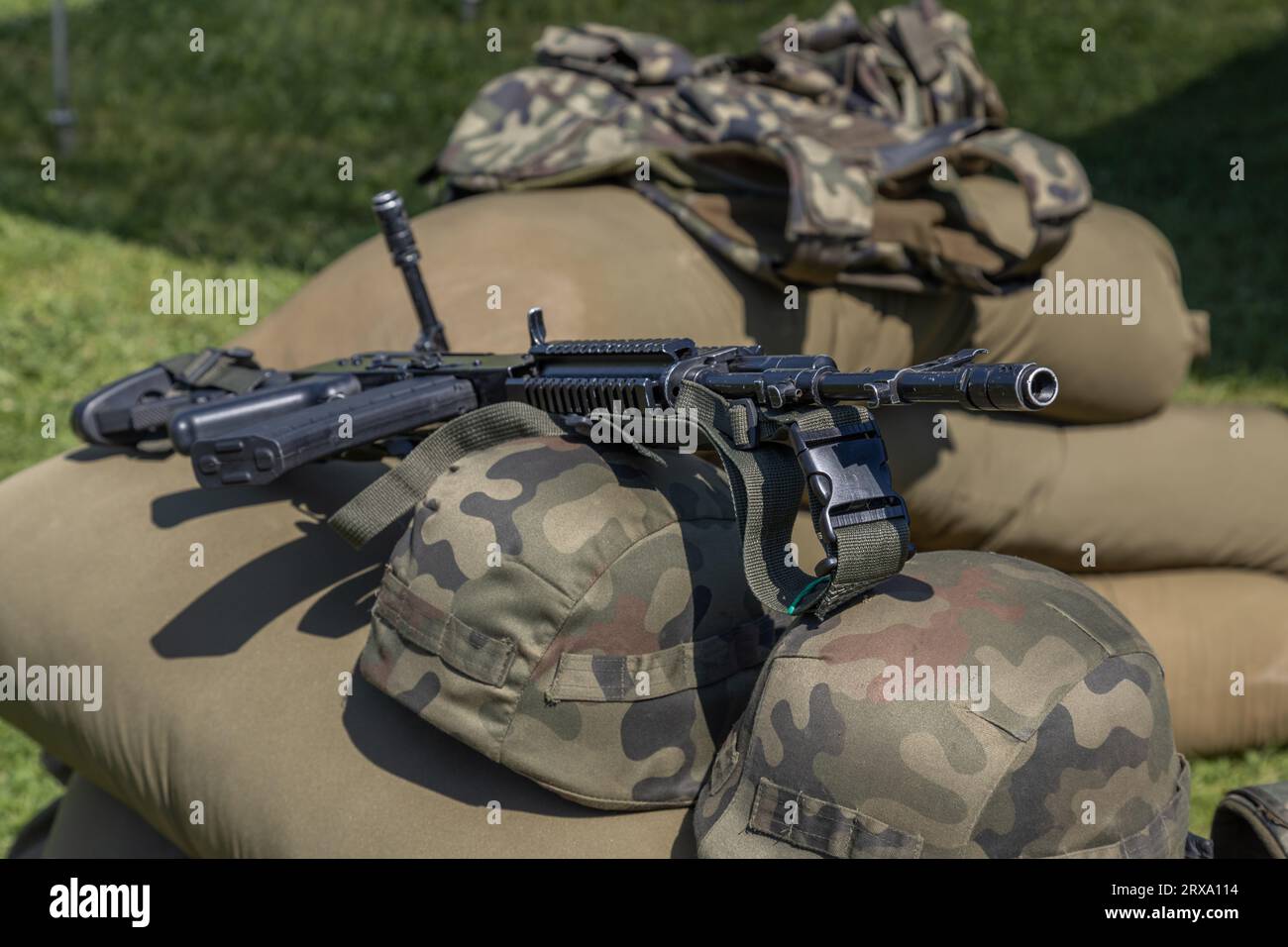 Kleinwaffen polnischer Soldaten, Grot- und BERYL-Sturmgewehre, militärische Ausrüstung. Öffentliche Präsentation polnischer Waffensysteme, polnische Armee, Polen Stockfoto