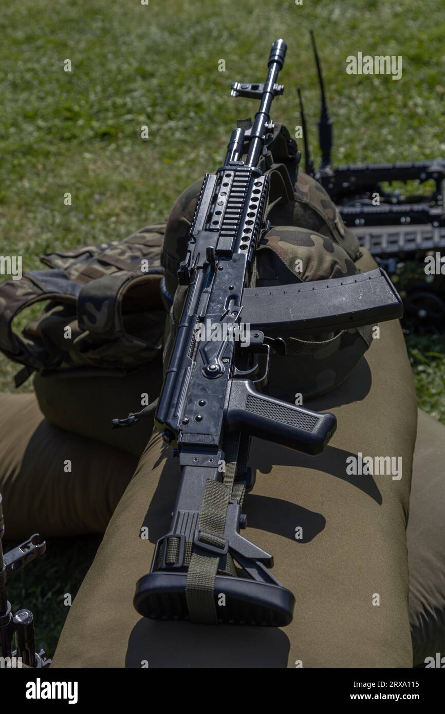 Kleinwaffen polnischer Soldaten, Grot- und BERYL-Sturmgewehre, militärische Ausrüstung. Öffentliche Präsentation polnischer Waffensysteme, polnische Armee, Polen Stockfoto