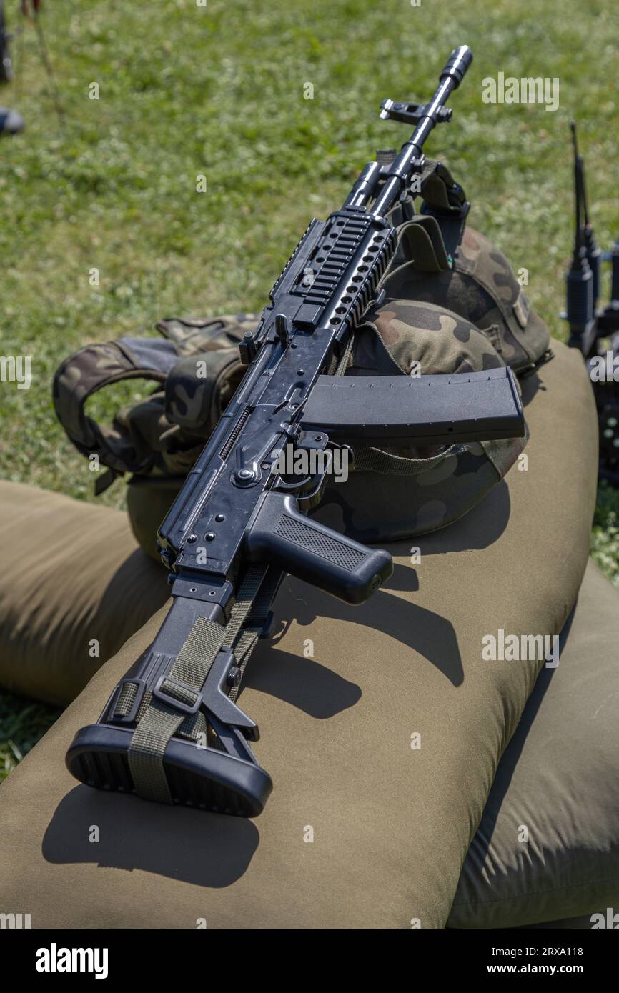 Kleinwaffen polnischer Soldaten, Grot- und BERYL-Sturmgewehre, militärische Ausrüstung. Öffentliche Präsentation polnischer Waffensysteme, polnische Armee, Polen Stockfoto
