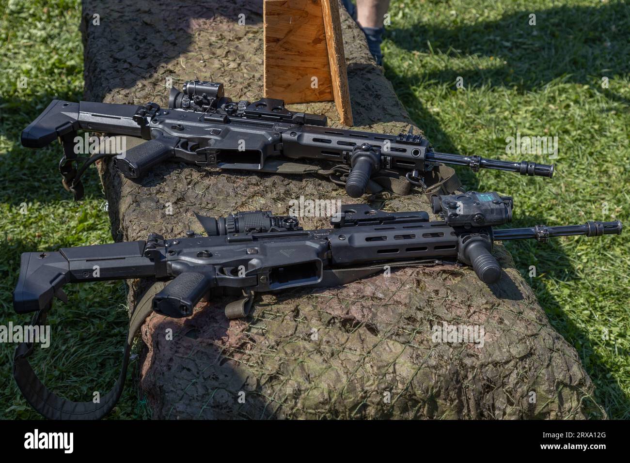 Kleinwaffen polnischer Soldaten, Grot- und BERYL-Sturmgewehre, militärische Ausrüstung. Öffentliche Präsentation polnischer Waffensysteme, polnische Armee, Polen Stockfoto
