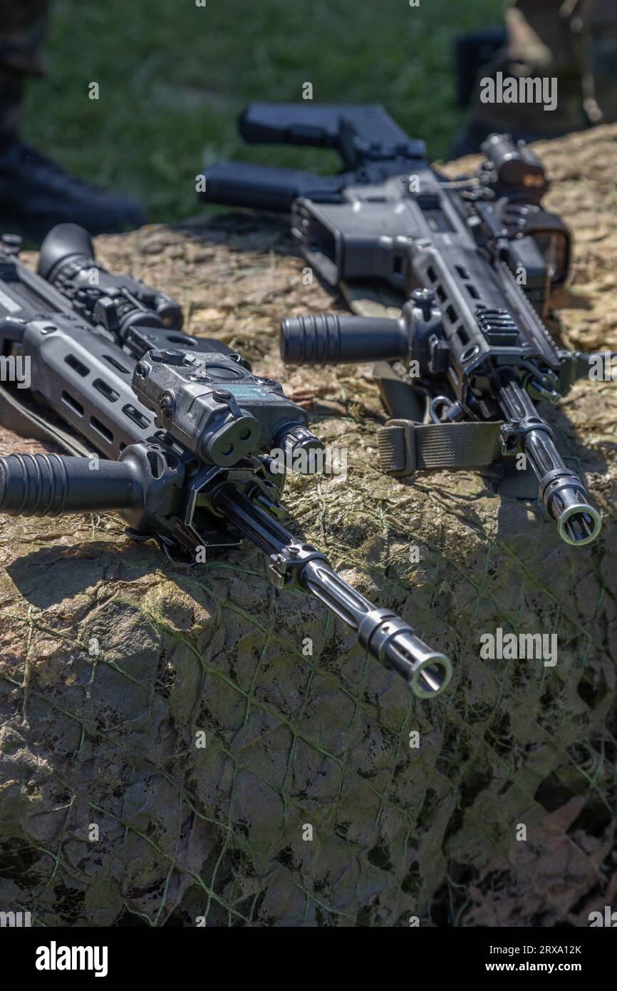Kleinwaffen polnischer Soldaten, Grot- und BERYL-Sturmgewehre, militärische Ausrüstung. Öffentliche Präsentation polnischer Waffensysteme, polnische Armee, Polen Stockfoto