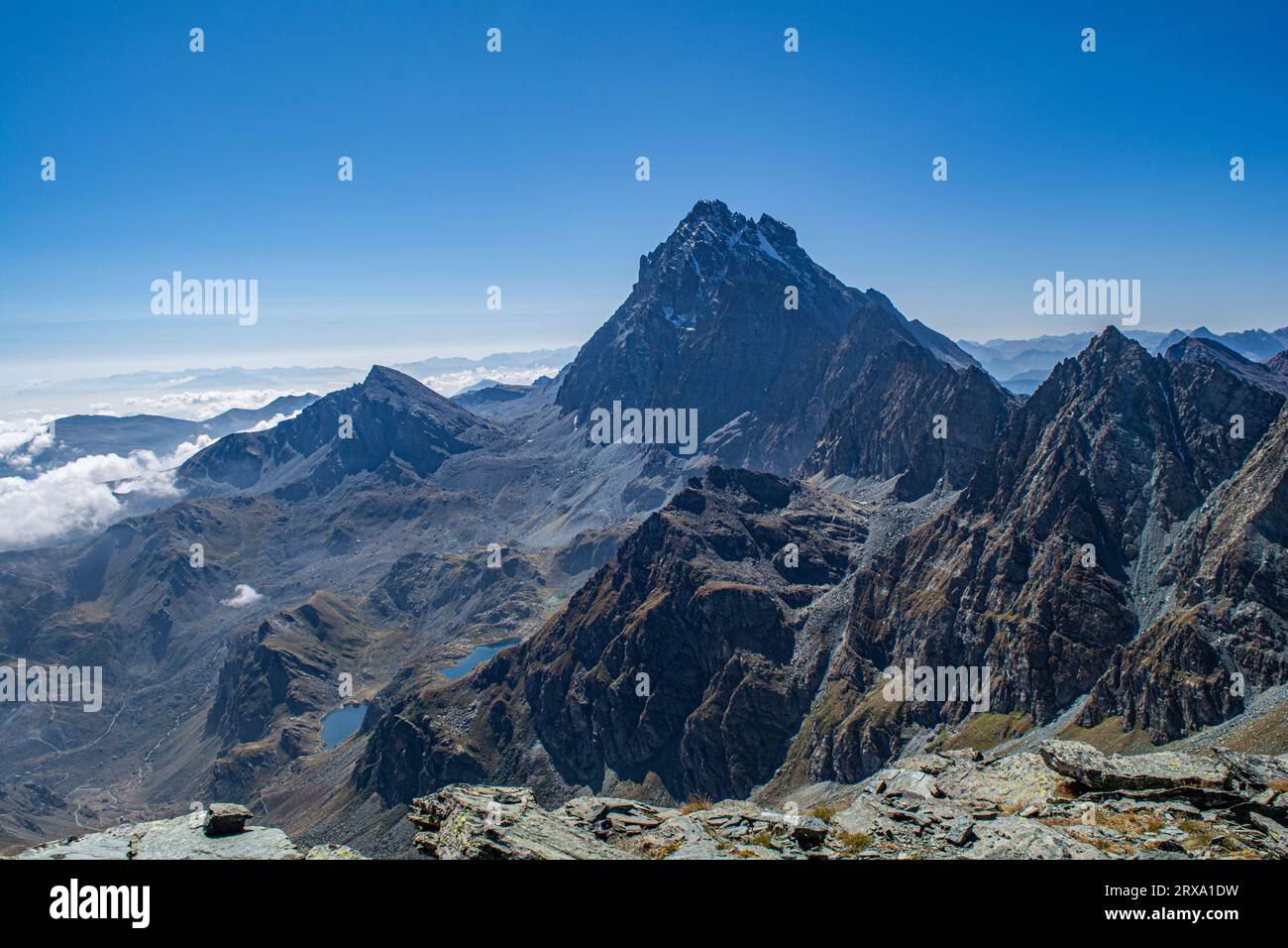 Monviso, der Steinkönig der Cottischen Alpen mit seinen Seen und zahlreichen Gipfeln, die ihn umgeben Stockfoto