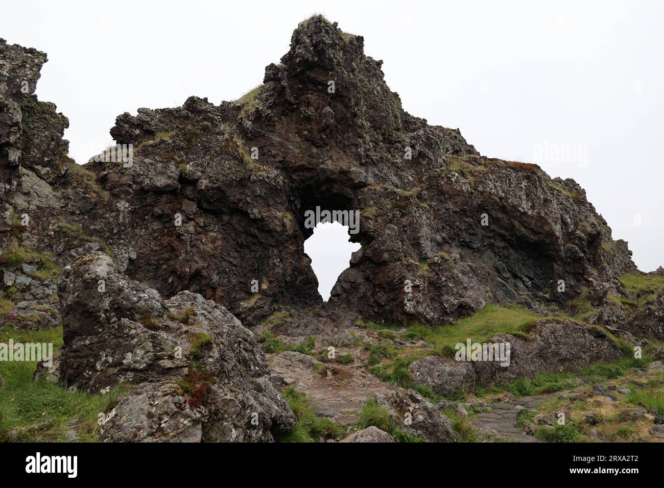 Felsformation mit Loch am Black Beach von Djupalonssandur, Snaefellsnes Peninsula-Iceland Stockfoto
