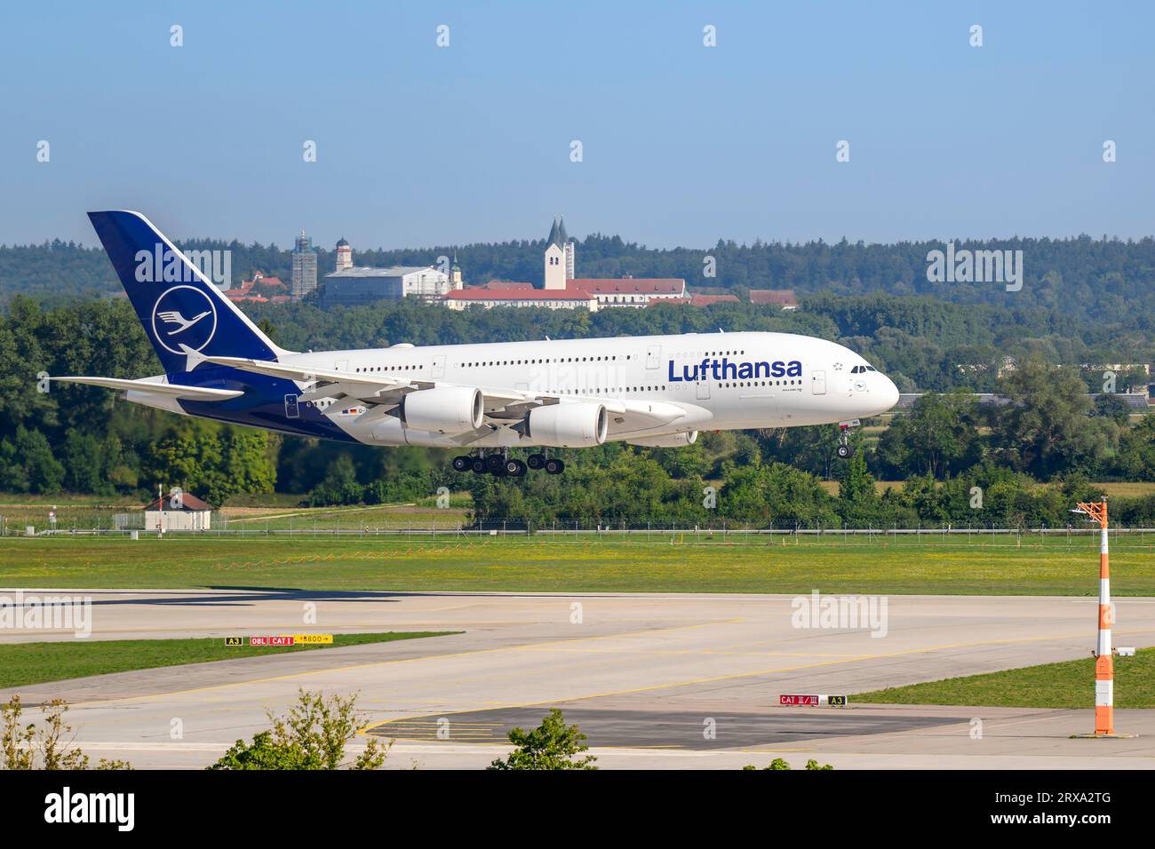 München, Deutschland - 11. August. 2023: Lufthansa Airbus A380-841 mit der Luftfahrzeugregistrierung D-AIMK bei Anflug auf die Nordbahn 08L der Muni Stockfoto