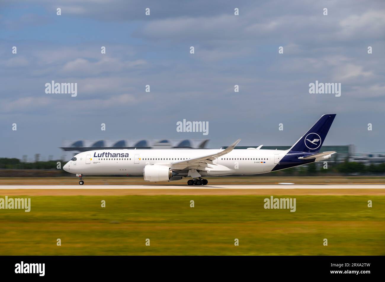 München, Deutschland - 03. Juli. 2023: Lufthansa Airbus A350-941 mit der Luftfahrzeugkennzeichnung D-AIVC startet auf der Südbahn 26L der Münchner Stockfoto
