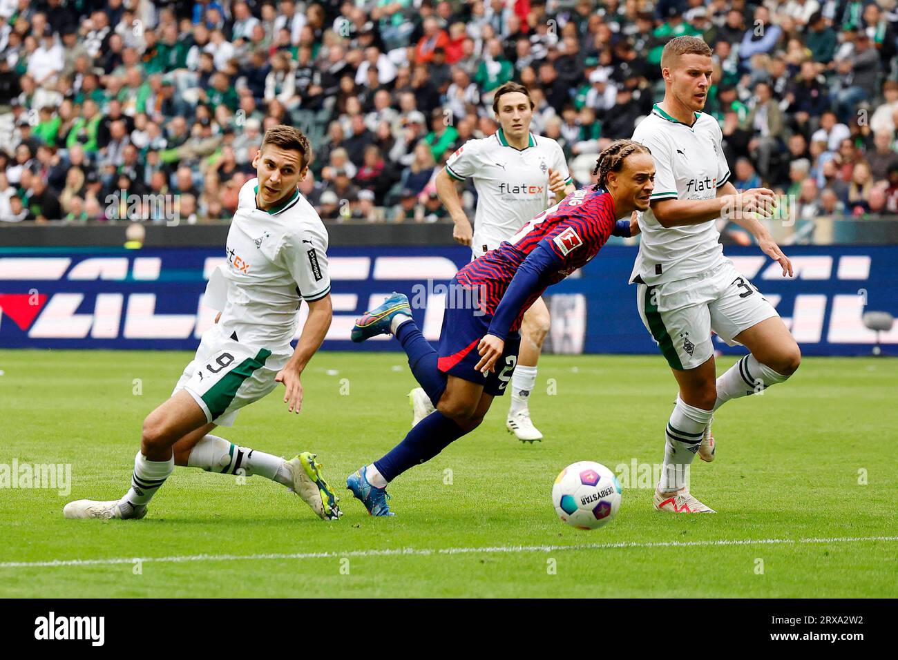 Mönchengladbach, Deutschland, Deutschland 1. Fussball Bundesliga, 5. Spieltag, 3. Spieltag Borussia Mönchengladbach vs. Rasenballsport Leipzig 0:1 23 09. 2023 im Borussia Park in Mönchengladbach Maximilian WÖBER (MG) li.-, Xavi Quentin Shay SIMONS (RBL) 2.v.li.- und Nico ELVEDI (MG) re.- im Kampf um den Ball Foto: Norbert Schmidt, Düsseldorf Stockfoto