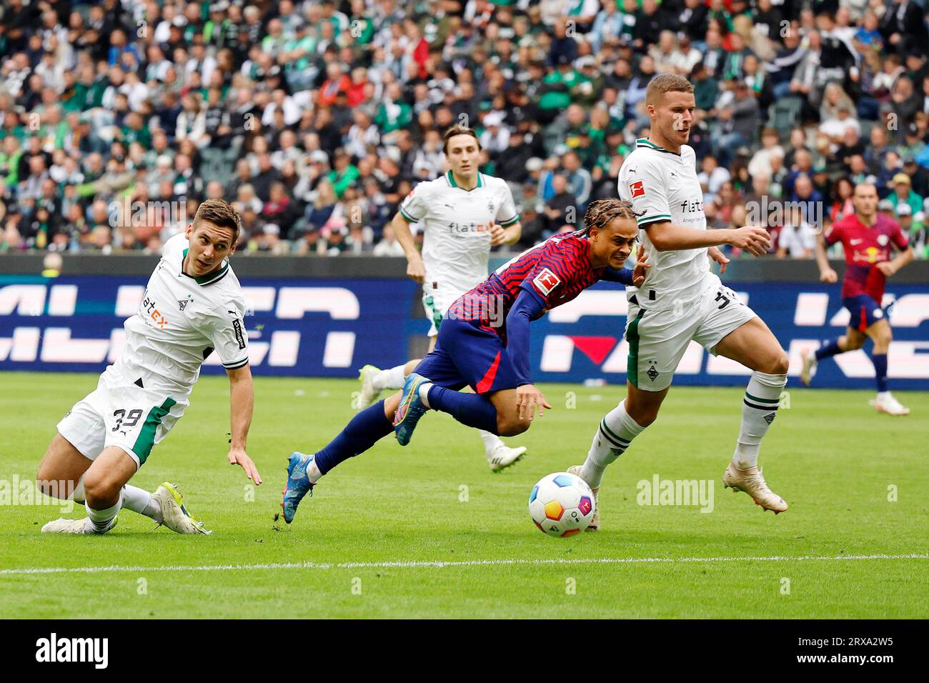 Mönchengladbach, Deutschland, Deutschland 1. Fussball Bundesliga, 5. Spieltag, 3. Spieltag Borussia Mönchengladbach vs. Rasenballsport Leipzig 0:1 23 09. 2023 im Borussia Park in Mönchengladbach Maximilian WÖBER (MG) li.-, Xavi Quentin Shay SIMONS (RBL) 2.v.Re.- und Nico ELVEDI (MG) Re.- im Kampf um den Ball Foto: Norbert Schmidt, Düsseldorf Stockfoto