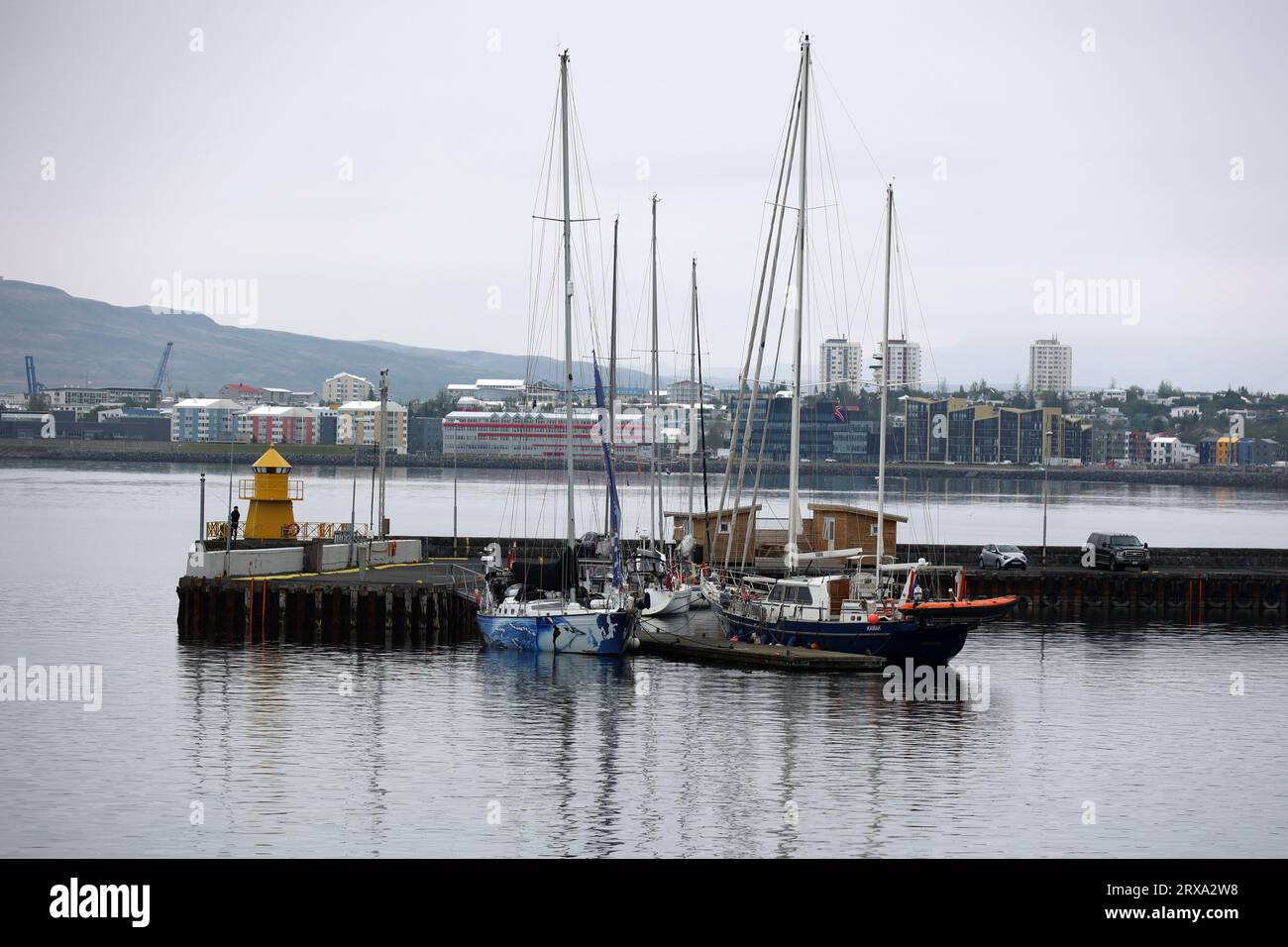 Island - kleiner Leuchtturm am Eingang zum Reykjavik Hafen Stockfoto