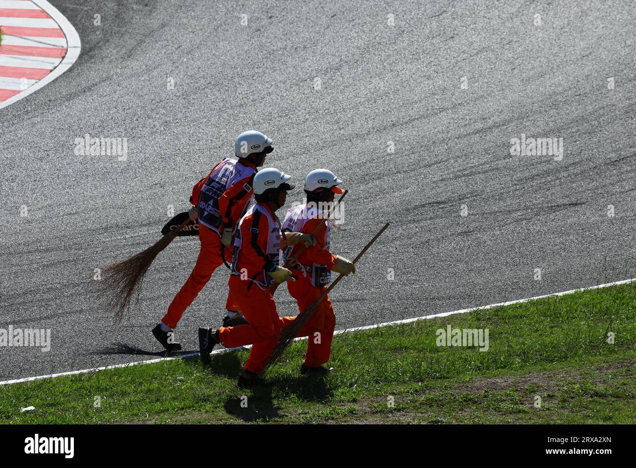 Suzuka, Japan. September 2023. Marshals durchforsten den Kreislauf. Formel-1-Weltmeisterschaft, Rd 17, Grand Prix von Japan, Sonntag, 24. September 2023. Suzuka, Japan. Quelle: James Moy/Alamy Live News Stockfoto