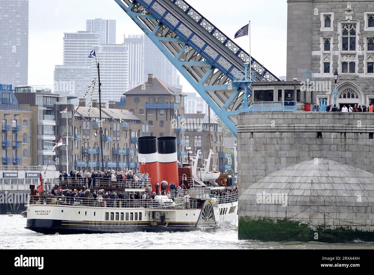 Der Waverley, der letzte Seedampfer der Welt, macht seinen Weg entlang der Themse in London. Waverley wurde 1945 gebaut, ursprünglich für die Route nach Loch Goil und Loch Long von Craigendoran & Arrochar in Westschottland. Sie besucht nun mehrere Gebiete Großbritanniens, die während der Sommermonate regelmäßig reisen. Bilddatum: Sonntag, 24. September 2023. Stockfoto