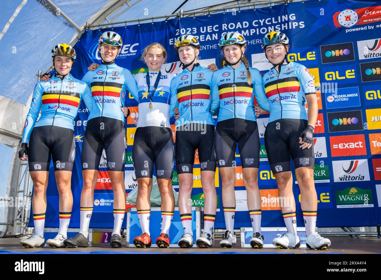 Wijster, Niederlande. September 2023. Belgische Lore de Schepper, belgische Ella Heremans, belgische Fleur Moors, Belgische Emma Siegers, Belgische Xaydee Van Sinaey und Belgische Anna Vanderaerden, die nach dem Junior Women's Road Race auf dem Podium abgebildet sind, 69 km um und auf dem Col du VAM, am letzten Tag der UEC Road European Championships in Wijster, Niederlande, Sonntag, den 24. September 2023. Die Europameisterschaften finden vom 20. Bis 24. september statt. BELGA FOTO DAVID PINTENS Credit: Belga News Agency/Alamy Live News Stockfoto