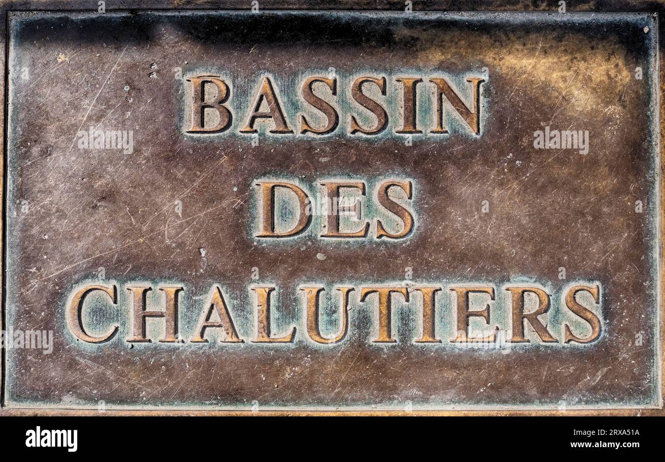 Bronzestatusanzeige mit erhöhten Bronzestatuen, Bassin des Chautiers, La Rochelle, Novelle - Aquitaine Region im Westen Frankreichs Stockfoto