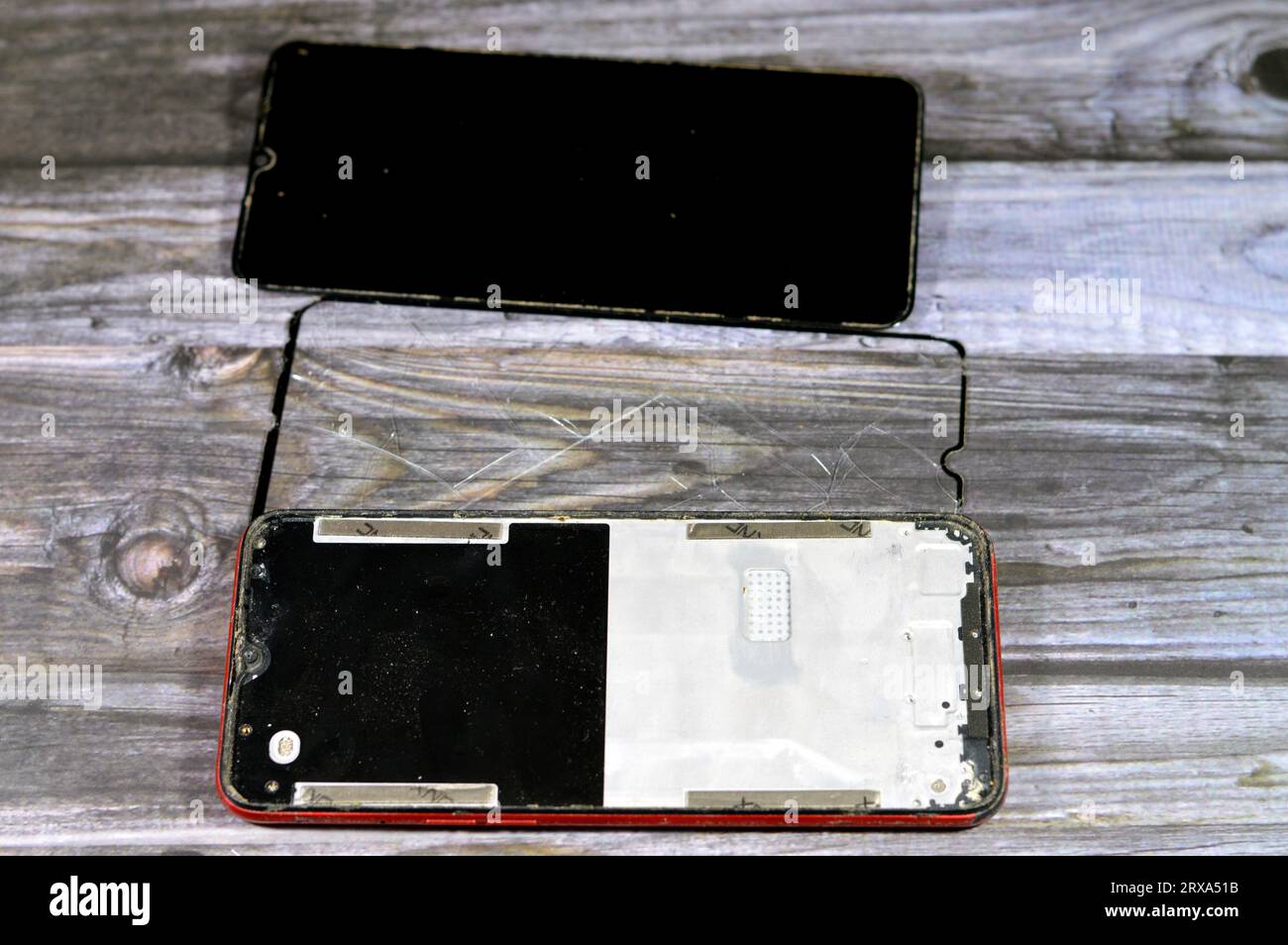 Wartung eines Mobiltelefons mit einem gerissenen kaputten Bildschirm, für Ersatz, Mobilfunkreparaturservice Konzept, defektes Telefon, unterdurchschnittlich Stockfoto