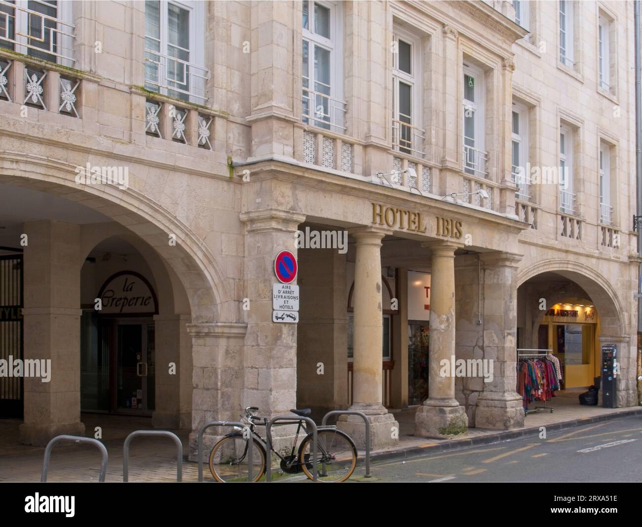 Hotel Ibis, mit großen architektonischen Elementen, La Rochelle, Novelle - Aquitaine Region im Westen Frankreichs Stockfoto