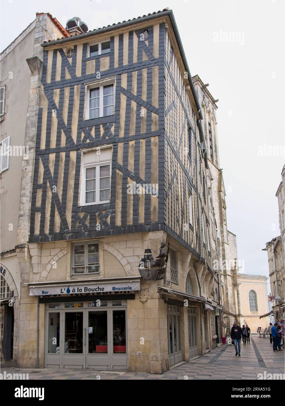 Mittelalterliches Fachwerkgebäude im Einkaufsviertel La Rochelle, Region Nouvelle-Aquitaine im Westen Frankreichs Stockfoto