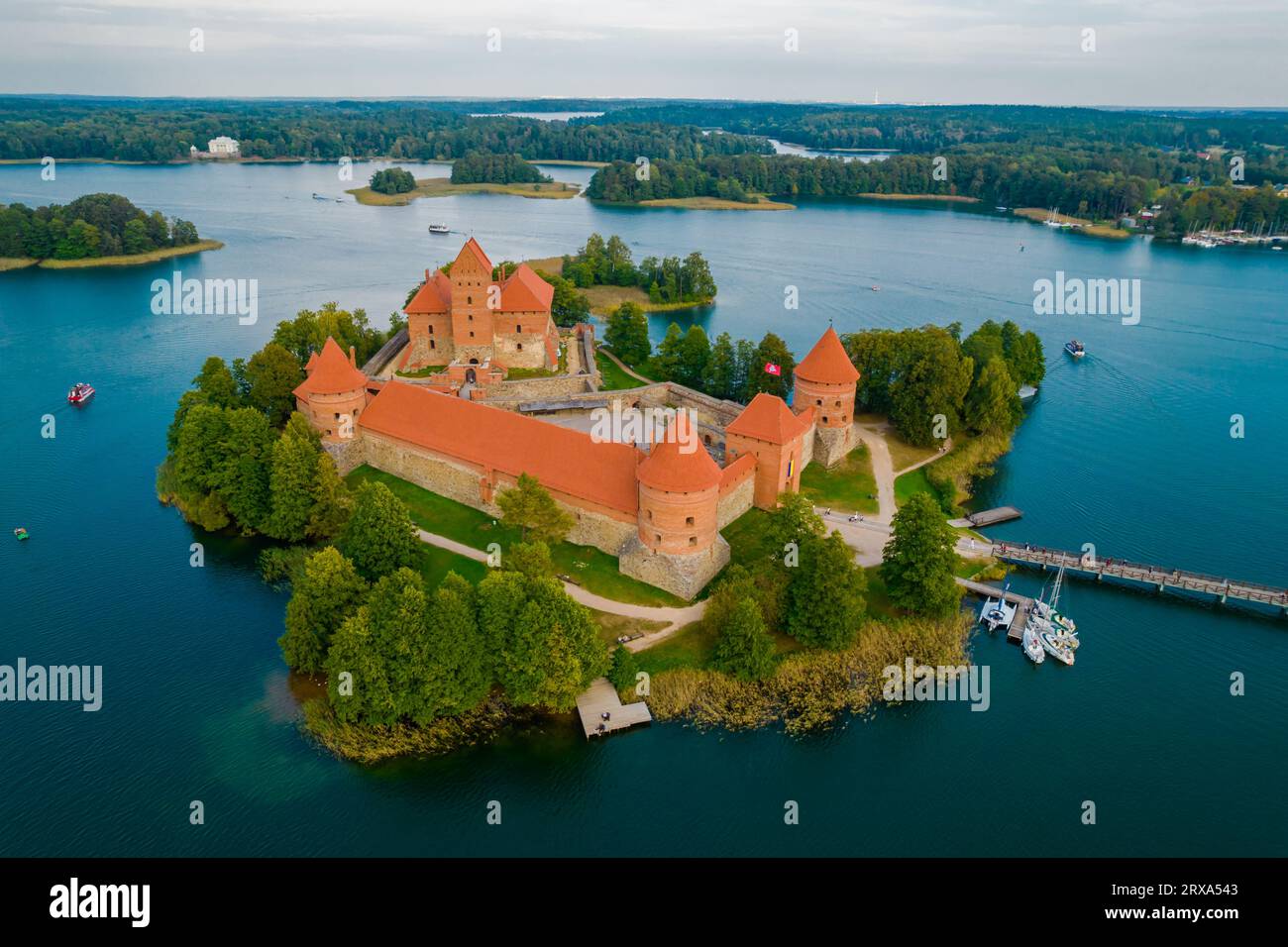 Blick aus der Vogelperspektive auf die Burg Trakai. Mittelalterliche gotische Inselburg im Galve See. Drohnenfoto von oben Stockfoto