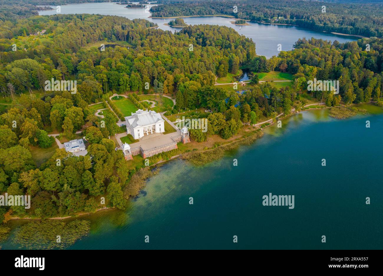 Luftaufnahme von Uzutrakis Manor im Trakai Galve See, Litauen bei Tageslicht im Herbst Stockfoto