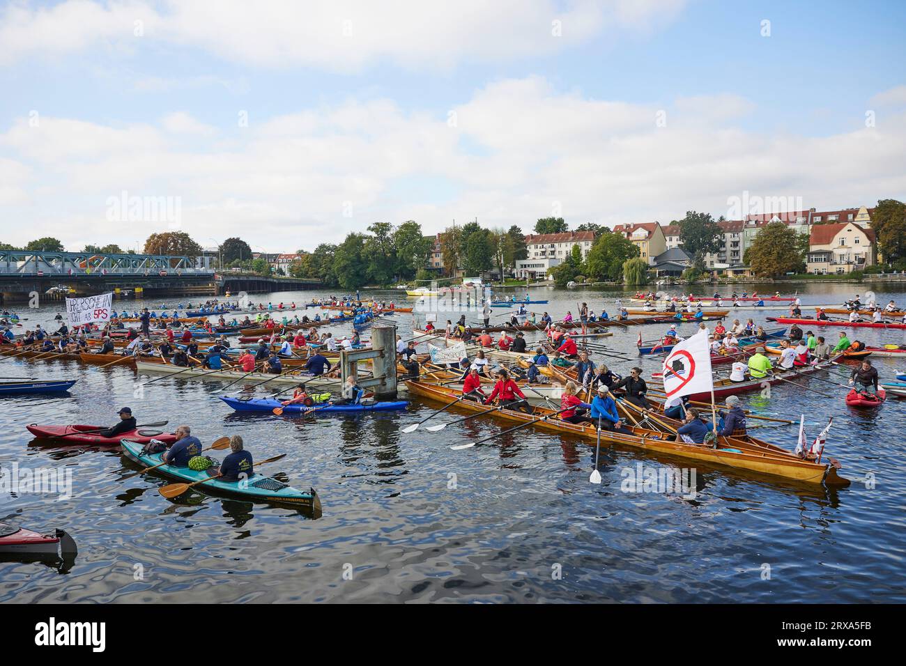 Berlin, Deutschland. September 2023. Teilnehmer einer Vorführung schwimmen mit ihren Booten im Köpenick-Becken. Der Treptow Rowing Club hatte zu einer Kundgebung auf Spree und Dahme aufgerufen, um gegen überfüllte Berliner Wasserstraßen zu protestieren. Besonders kritisch ist der Club den sogenannten Partybooten, die von Personen, die die Regeln der Schifffahrt nicht kennen oder nicht einhalten, über das Wasser gelenkt werden. Quelle: Joerg Carstensen/dpa/Alamy Live News Stockfoto