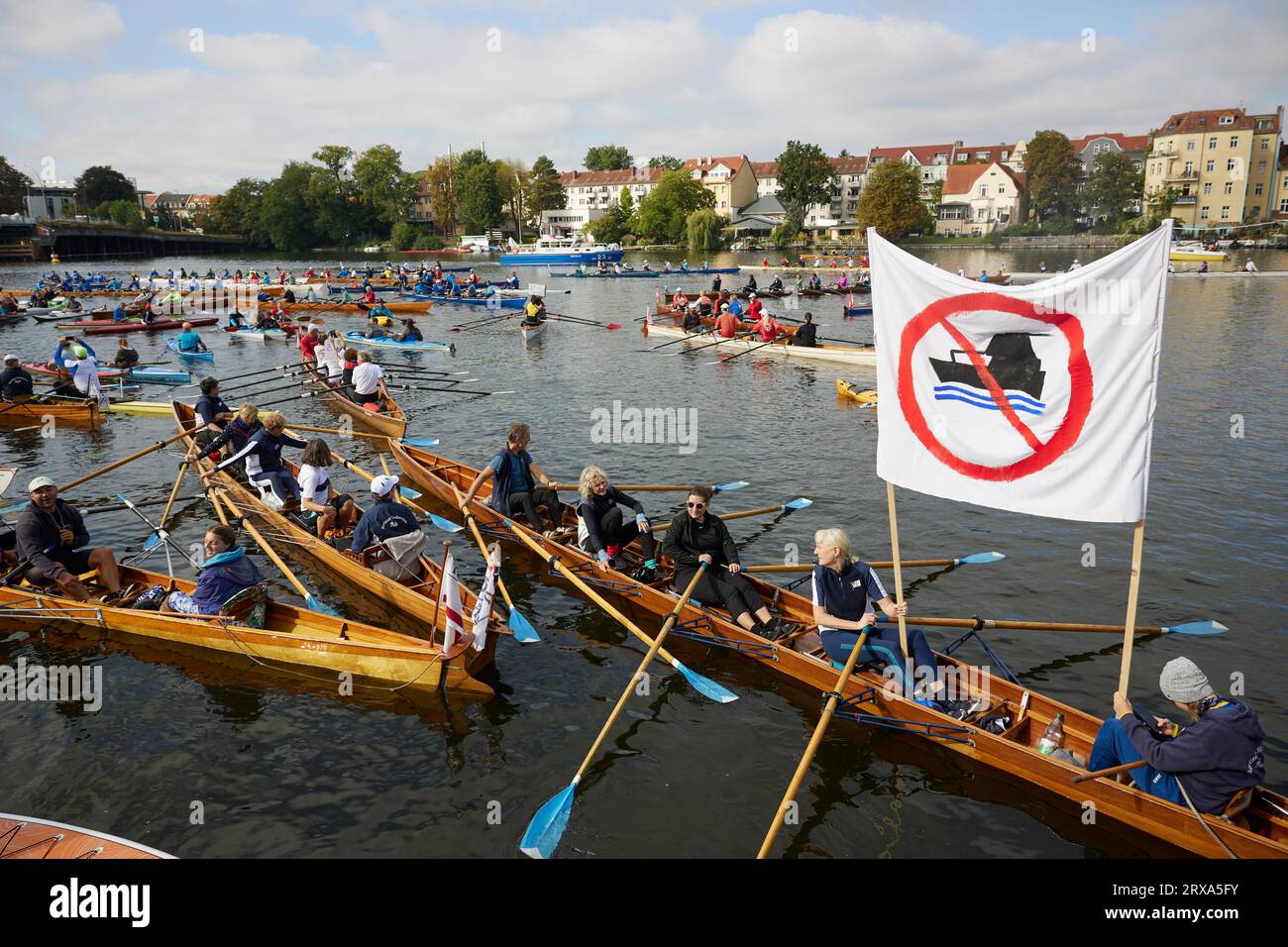 Berlin, Deutschland. September 2023. Teilnehmer einer Vorführung schwimmen mit ihren Booten im Köpenick-Becken. Der Treptow Rowing Club hatte zu einer Kundgebung auf Spree und Dahme aufgerufen, um gegen überfüllte Berliner Wasserstraßen zu protestieren. Besonders kritisch ist der Club den sogenannten Partybooten, die von Personen, die die Regeln der Schifffahrt nicht kennen oder nicht einhalten, über das Wasser gelenkt werden. Quelle: Joerg Carstensen/dpa/Alamy Live News Stockfoto