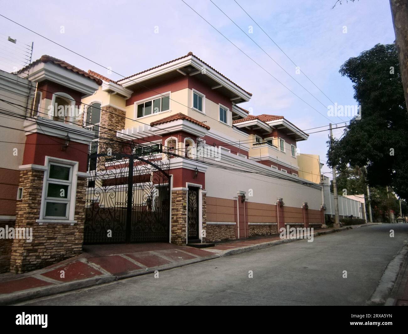 Gehobene geschlossene Häuser bei Sonnenuntergang in Quezon City Stockfoto