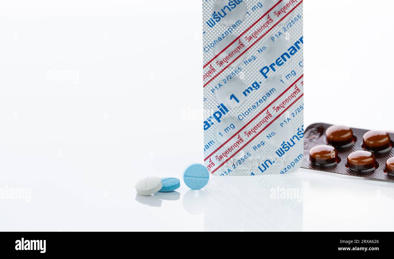 CHONBURI, THAILAND-11. JULI 2023: Prenarpil Tabletten und Blisterpackung. Clonazepam zur Behandlung von Krampfanfällen, Panikstörungen, Angststörungen. Stockfoto