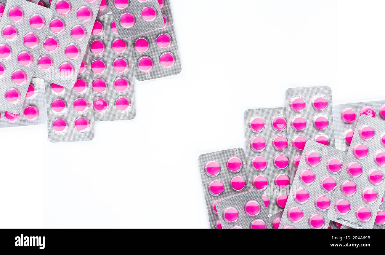 Rosafarbene Tabletten in Blisterpackungen auf weißem Hintergrund. Schmerzmittel. Pharmazeutische Industrie. Verschreibungspflichtige Medikamente. Ibuprofen zur Behandlung Stockfoto