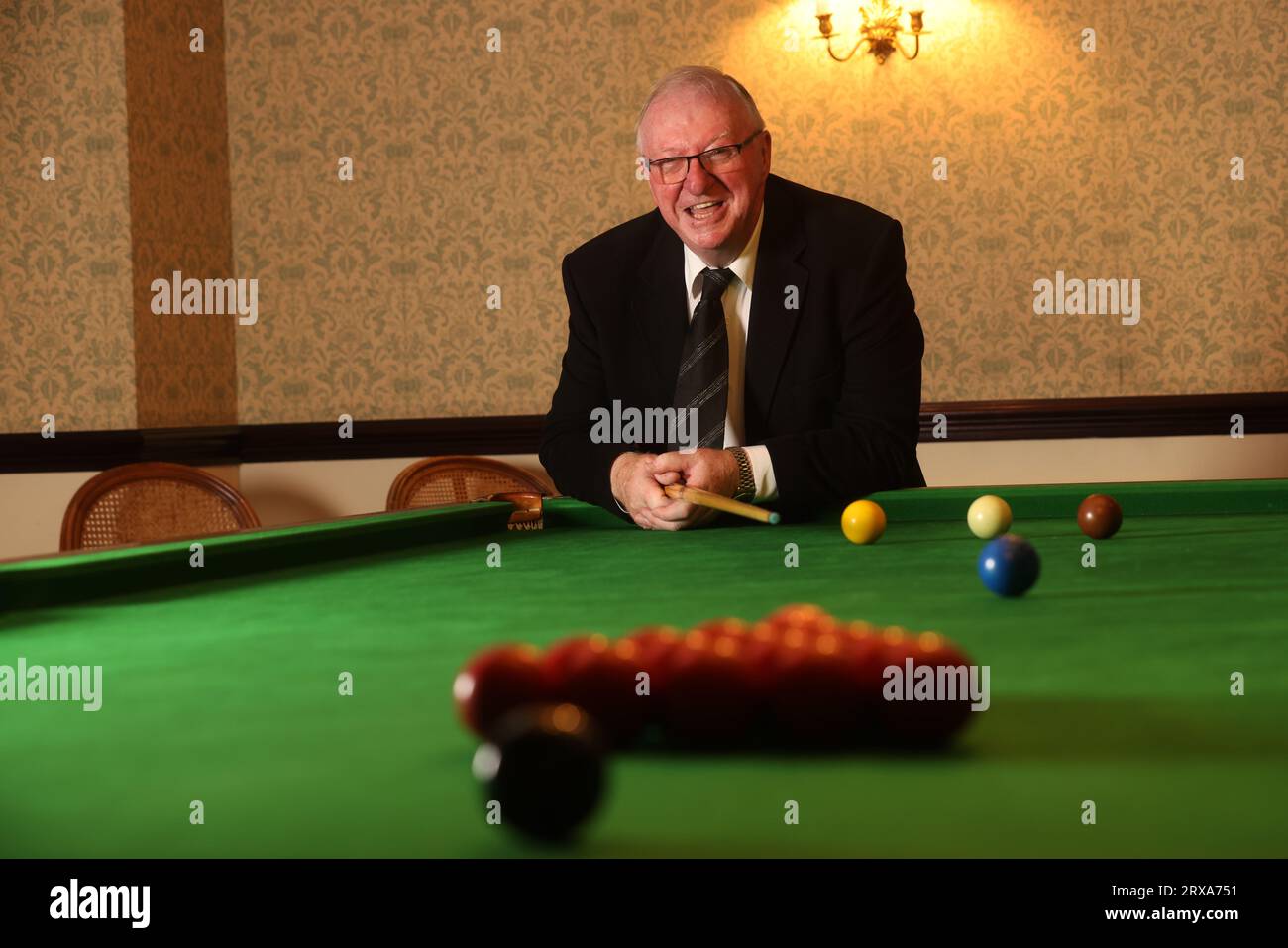 Der ehemalige Snooker-Weltmeister, Legende und Kommentator Dennis Taylor stellte sich im Snooker-Raum des Grand Hotel in Eastbourne, East Sussex, Großbritannien, vor. Stockfoto