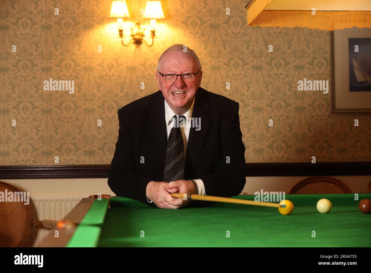 Der ehemalige Snooker-Weltmeister, Legende und Kommentator Dennis Taylor stellte sich im Snooker-Raum des Grand Hotel in Eastbourne, East Sussex, Großbritannien, vor. Stockfoto