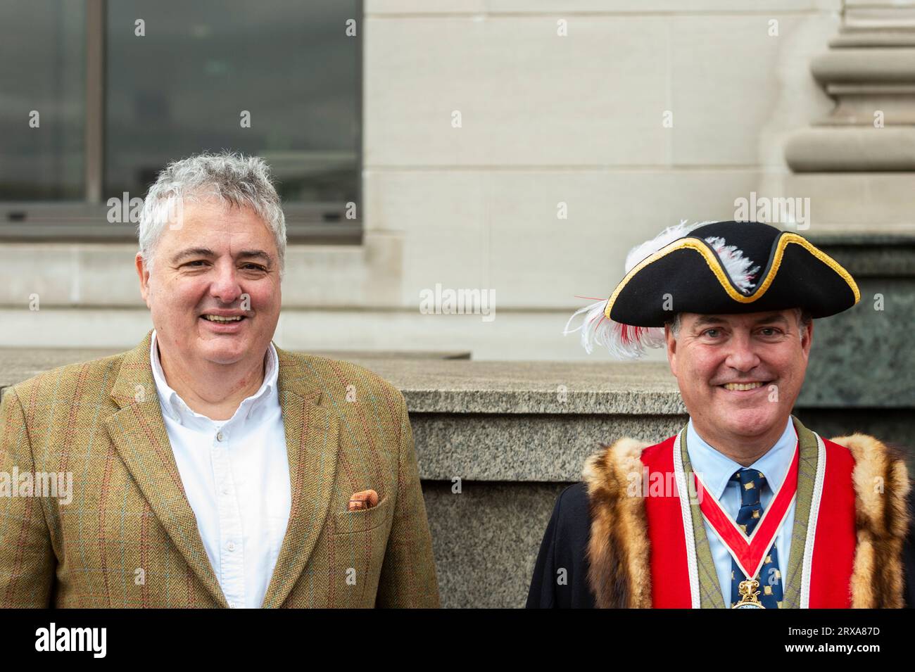 London, Großbritannien. 24. September 2023. (L) Küchenchef Richard Corrigan, der Gewinner der Great British Menu, begleitet den Sir Andrew Parmley als Lord Mayor Locum Tenenshe und Sheriffs der City of London bei der jährlichen Schaffahrt auf der Southwark Bridge. Die von der Worshipful Company of Woolmen organisierte Veranstaltung erkennt das historische Recht von Freemen der Stadt an, Schafe über die Themse und in die Stadt zu treiben. Quelle: Stephen Chung / Alamy Live News Stockfoto