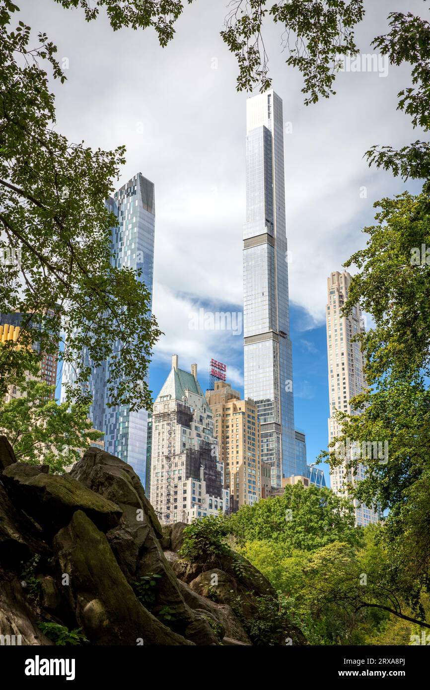 Die hohen Wolkenkratzer von Midtown Manhattan, eingerahmt von den grünen Bäumen und grünen Hügeln des Central Park in New York City Stockfoto