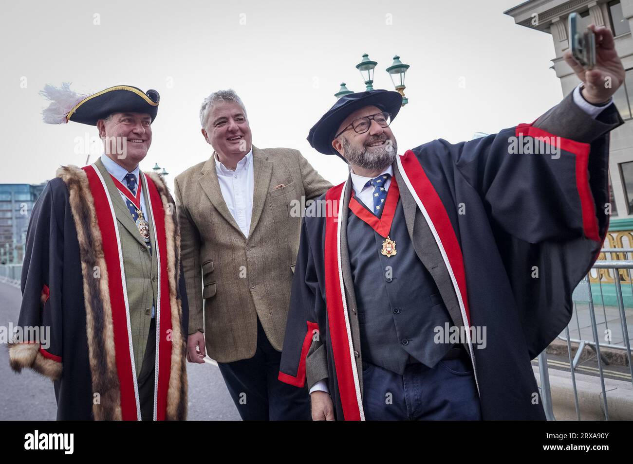London, Großbritannien. September 2023. Sheep Drive über die Southwark Bridge. Der mit einem Michelin-Stern ausgezeichnete Fernsehkoch Richard Corrigan (im Bild, Mitte) begleitet Sir Andrew Parmley als Lord Mayor Locum, der die Herde während des jährlichen Schafs-Drive leitet. Die Worshipful Company of Woolmen Sheep Drive wird über die Southwark Bridge von Freemen of the City of London durchgeführt, der in der Vergangenheit Vieh und Werkzeuge ohne Steuern in die Stadt bringen durfte. Guy Corbishley/Alamy Live News Stockfoto