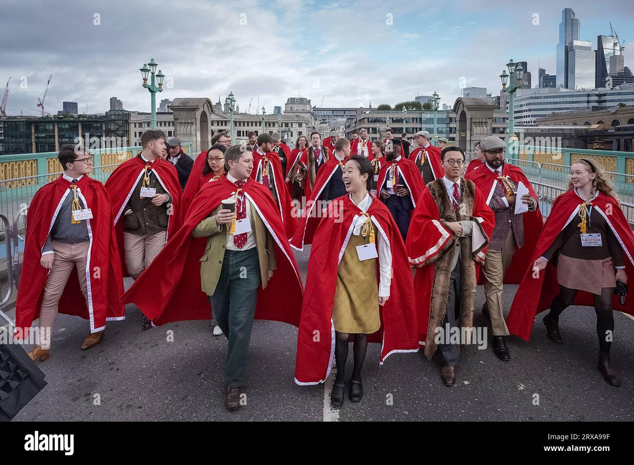 London, Großbritannien. September 2023. Sheep Drive über die Southwark Bridge. Der Worshipful Company of Woolmen Sheep Drive wird über die Southwark Bridge von Freemen of the City of London (in ihren roten Mänteln abgebildet) durchgeführt, die in der Vergangenheit Vieh und Werkzeuge ohne Steuern in die Stadt bringen durften. Guy Corbishley/Alamy Live News Stockfoto