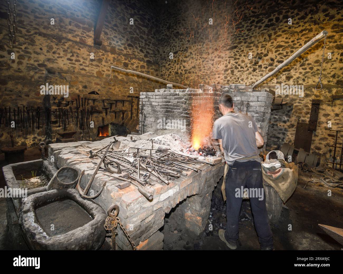 Ferron arbeitet in der Schmiede der Eisenhütte El Pobal Stockfoto