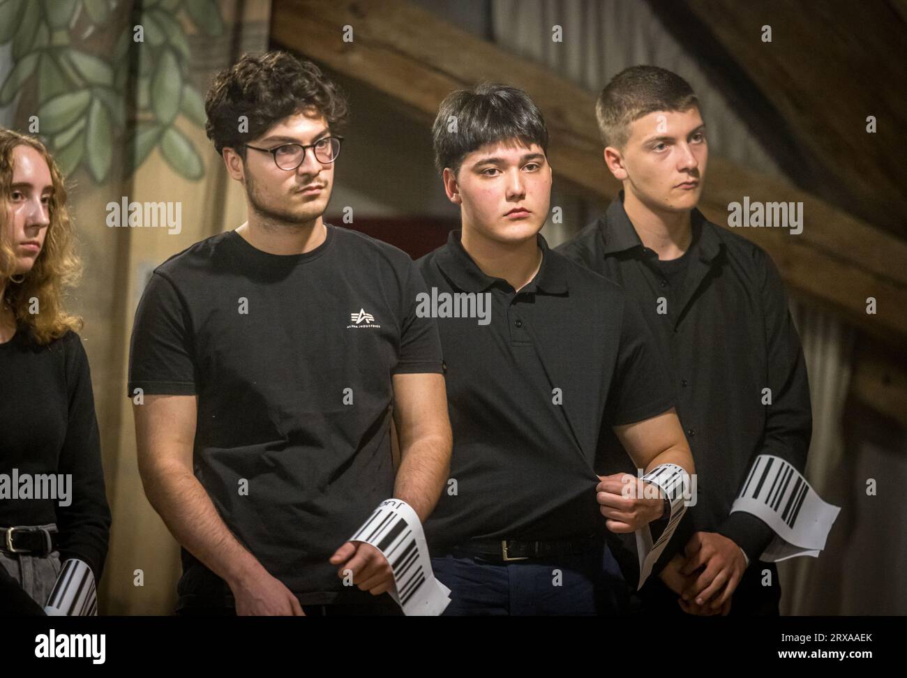 Terezin, Tschechische Republik. September 2023. Schüler eines Gymnasiums in Wulfrath führten heute, am Samstag, den 23. September 2023, 80 Jahre nach ihrer Premiere im NS-Internierungslager für Juden des Terezin-Ghettos die Brundibare Kinderoper von Hans Krasa auf dem Dachboden der Magdeburger Kaserne in Terezin (Theresienstadt) auf. Quelle: Hajek Vojtech/CTK Photo/Alamy Live News Stockfoto