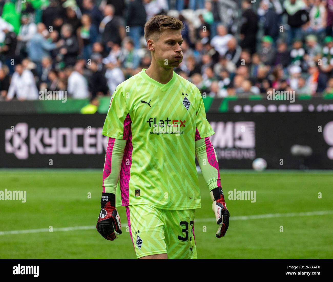 Sport, Fußball, Bundesliga, 2023/2024, Borussia Moenchengladbach gegen RB Leipzig 0-1, Stadion Borussia Park, Spielort, Torhüter Moritz Nicolas (MG) ist frustriert und enttäuscht über das späte Tor durch Torschütze Timo Werner (RBL), DFL-VORSCHRIFTEN VERBIETEN JEDE VERWENDUNG VON FOTOS ALS BILDSEQUENZEN UND/ODER QUASI-VIDEO Stockfoto