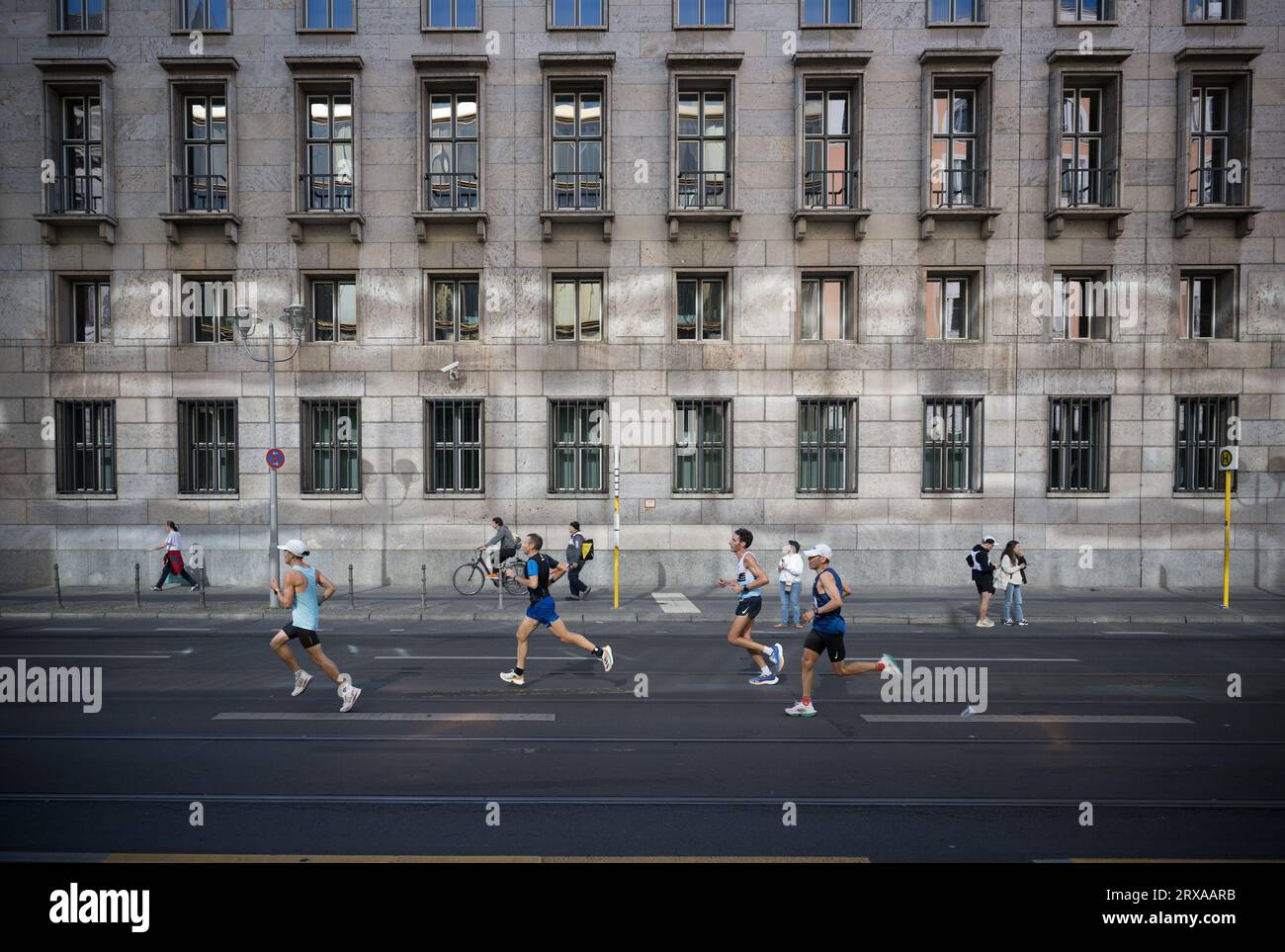 Berlin, Deutschland. September 2023. Leichtathletik: Berlin Marathon. Die Läufer fahren am Bundesfinanzministerium vorbei. Quelle: Sebastian Christoph Gollnow/dpa/Alamy Live News Stockfoto