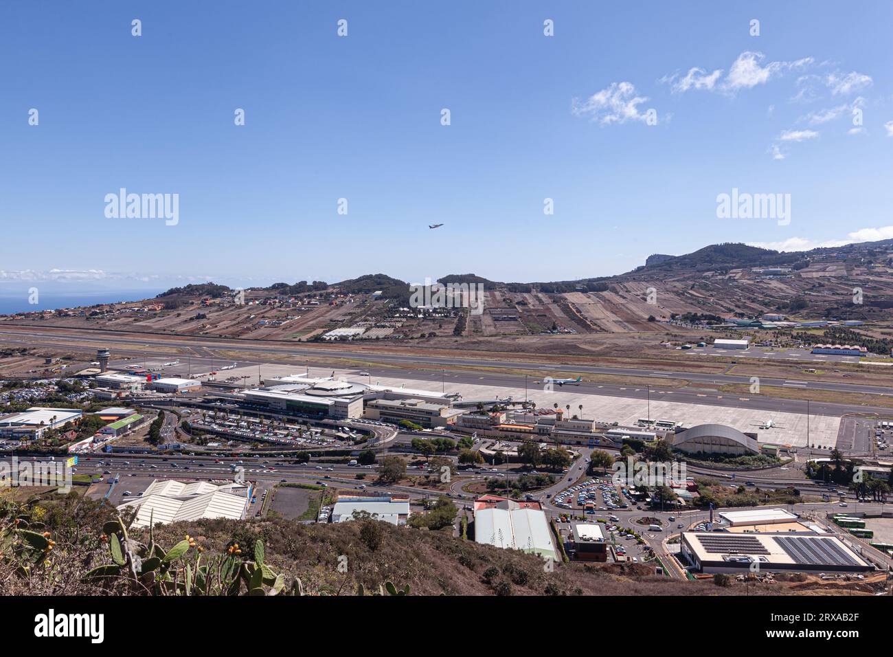 Blick aus der Vogelperspektive auf den Flughafen Los Rodeos (Insel Teneriffa) Stockfoto