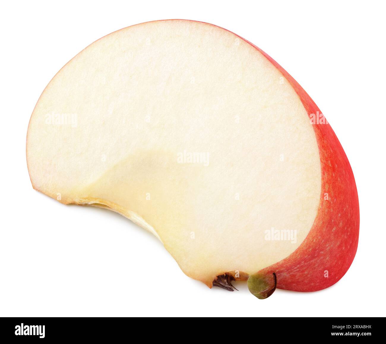 Scheibe roter Apfelfrucht ohne Samen isoliert auf weißem Hintergrund, seitlich mit Schatten liegend. Roter Apfelkeil mit Beschneidungspfad Stockfoto